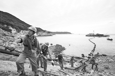 8月31日，用于國電舟山普陀海上風(fēng)電場——浙江最大海上風(fēng)電場的220千伏海底電纜首端成功登陸六橫島。該工程將敷設(shè)三條大截面220千伏光電復(fù)合電纜，單根長10.3公里，預(yù)計10月中旬完工