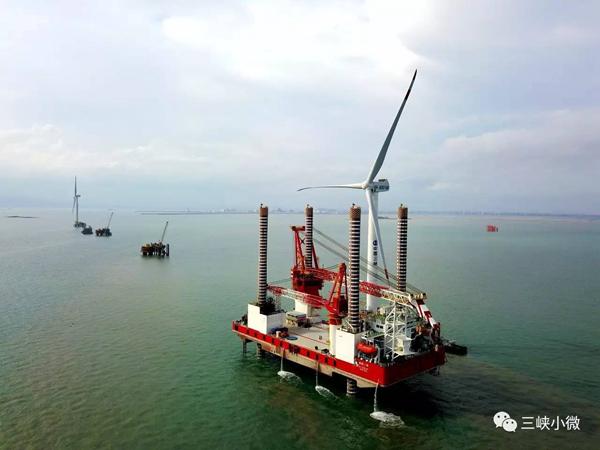 在福建沿海腰身位置，有一片蔚藍(lán)的海灣——興化灣，這里是海峽西岸經(jīng)濟(jì)區(qū)的中部，北接長(zhǎng)三角，南銜珠三角，對(duì)岸是臺(tái)灣以及更廣闊的太平洋水域，由于地理位置獨(dú)特、天然條件優(yōu)越，自古以來商貿(mào)繁華發(fā)達(dá)，如今這里除了來往商船、熙攘港口，海面上大型打樁船、浮吊的有序作業(yè)，表明一個(gè)新的產(chǎn)業(yè)——海上風(fēng)電正在這里扎根。伴隨全球能源變革悄然興起，發(fā)展可再生能源、走清潔化發(fā)展道路已成為各國(guó)政府的共識(shí)，海上風(fēng)電作為清潔能源發(fā)展的重要方向，在國(guó)內(nèi)，伴隨國(guó)家海洋戰(zhàn)略的推進(jìn)正展現(xiàn)出良好的發(fā)展勢(shì)