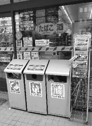 第一次到日本的游客肯定都會(huì)覺(jué)得這里天藍(lán)水清，城市一塵不染，路上基本見(jiàn)不到任何的垃圾紙屑，“干凈”或許是他們對(duì)于日本的第一印象。但是，40年前的日本也曾深受嚴(yán)重的環(huán)境污染和城市垃圾困擾
