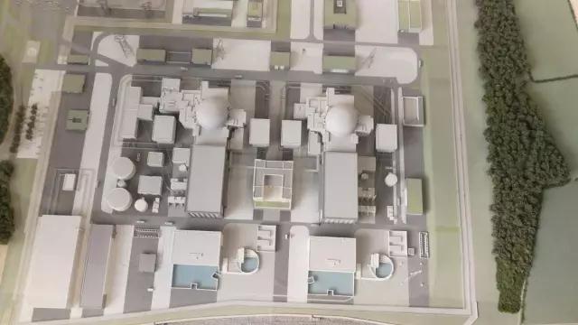 欣克利角核電站將是英國(guó)二十多年來新建的第一個(gè)核電項(xiàng)目。它位于英格蘭西部的海邊，為中國(guó)和法國(guó)共同出資在英國(guó)修建，中方股份占三分之一