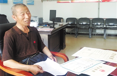 近日，河北省有關(guān)部門下發(fā)通知，組織2017年集中式光伏扶貧項目申報，總量為1G瓦。這意味著，2016年全面啟動的光伏扶貧，已經(jīng)顯示出其強(qiáng)大的吸引力