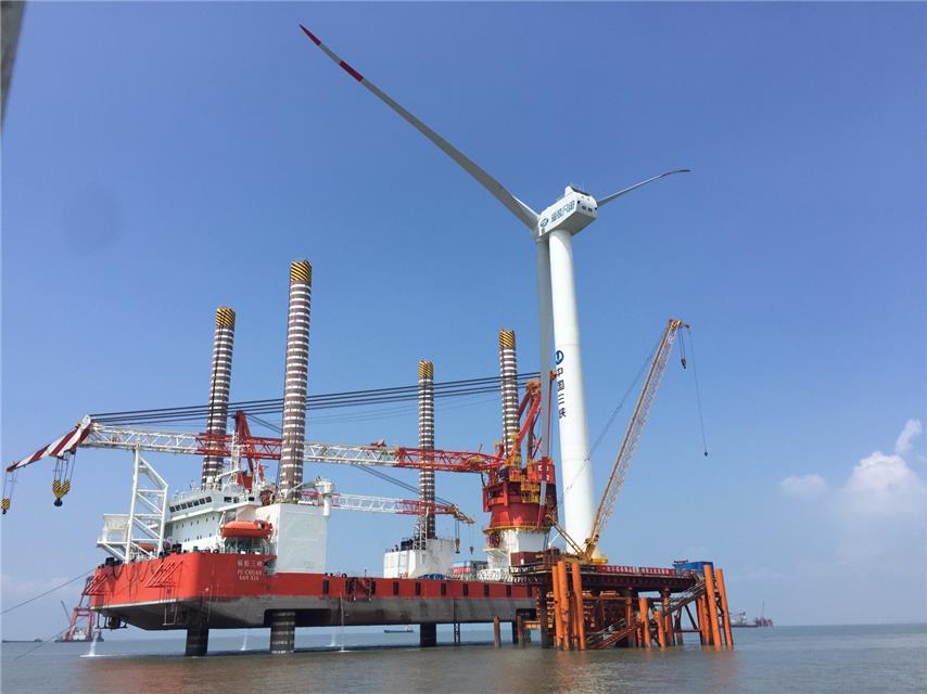  近日，記者從中國長江三峽集團公司獲悉，福清興化灣海上風電項目一期首批機組將于9月中旬正式并網發(fā)電。作為我國首個5兆瓦以上的大功率海上風電樣機試驗風場，金風、GE、海裝、太重等8家國內外廠商的14臺大型風機將在此同場競技，以確定適應福建地區(qū)海況風況的最優(yōu)機型