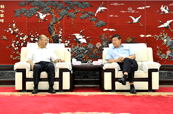 9月8日，華電集團(tuán)公司黨組書記、董事長(zhǎng)趙建國(guó)在總部會(huì)見中國(guó)一重股份公司總裁馬克一行，雙方就進(jìn)一步加強(qiáng)合作交換了意見。趙建國(guó)對(duì)馬克一行的來訪表示歡迎，并介紹了集團(tuán)公司的基本情況和下一步發(fā)展思路