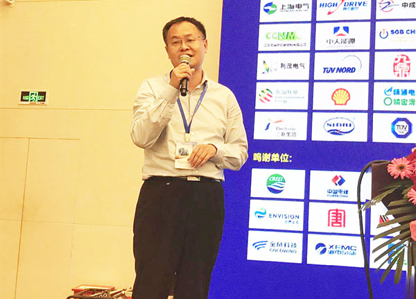 9月14日，福建通尼斯新能源科技有限公司董事長張遠(yuǎn)林在2017第十屆中國（江蘇）國際風(fēng)電產(chǎn)業(yè)發(fā)展高峰論壇作了《12MW漂浮式新型海上風(fēng)力發(fā)電機(jī)》主題報(bào)告。他表示，未來的風(fēng)機(jī)一定是在深海