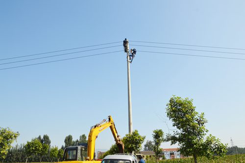 近日，濟源供電公司利用天氣晴好溫度事宜有利時機，對配電網線路及設備開展拉網式隱患排查，發(fā)現隱患立即整改。圖為9月7日，該公司亞橋供電所工作人員將10千伏水屯線Ⅱ支線3號桿升高，解決導線對地安全距離不夠隱患