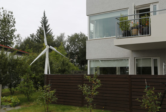 
            	　　近日，众筹平台Kickstarter上出现了一款迷你的风力发电机，名叫Trinity，其转变了风力发电机体积巨大的传统印象，适合普通家庭使用。　　Trinity风力发电机允许用户存储生成的能源，或是将多余的能源进行出售