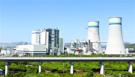 9月12日，記者在國電電力朝陽熱電聯(lián)產(chǎn)項(xiàng)目建設(shè)現(xiàn)場(chǎng)看到，工人們正在為朝陽北部城區(qū)集中供熱加緊施工。據(jù)悉，項(xiàng)目全部建成投入使用后,將取代朝陽北部城區(qū)原有的小容量火電供熱機(jī)組和分散供熱鍋爐房，實(shí)現(xiàn)城市集中供熱，極具經(jīng)濟(jì)效益和環(huán)保效益