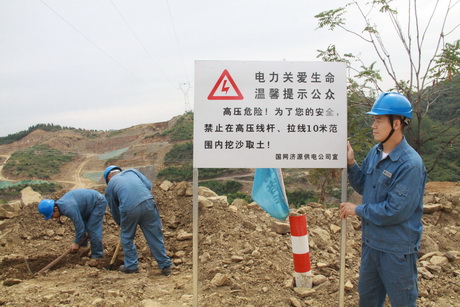 9月11日,濟(jì)源公司輸電運(yùn)檢人員在濟(jì)陽高速公路施工點(diǎn)選取醒目地帶，安裝電力設(shè)施保護(hù)標(biāo)識(shí)牌，用直觀、準(zhǔn)確、持久的電力設(shè)施保護(hù)宣傳方式，有效防范施工中吊車斗臂碰觸線路、線下爆破等破壞電力設(shè)施行為發(fā)生，保障輸電線路安全運(yùn)行。

  
  
  