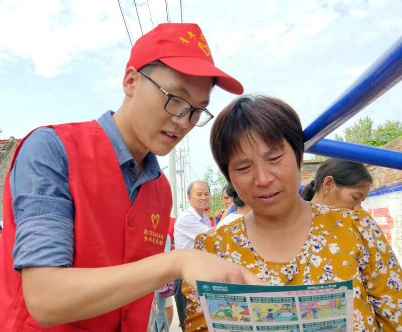 商水縣供電公司針對(duì)農(nóng)村季節(jié)特點(diǎn)，組織青年志愿者走進(jìn)翟樓村，向村民發(fā)放安全用電手冊(cè)，張貼警示標(biāo)識(shí)，入戶排查線路隱患，為秋收秋種提供堅(jiān)強(qiáng)的電力保障。圖為9月15日，該公司員工為村民講解安全用電知識(shí)