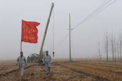 豐南電力局黨員服務隊牢記電力服務的“四個”宗旨，堅守神圣職責。近日，在該局黨員服務隊隊員們高舉服務隊的旗幟，穿著統(tǒng)一的服裝，在春耕前，他們有計劃、有步驟地分成小組，對轄區(qū)電力設施設備逐村、逐戶進行了全方位，拉網式的巡視排查，對查出的問題及時消缺，提前做好了保春耕供電的準備工作，確保農民春耕供電“零缺陷”