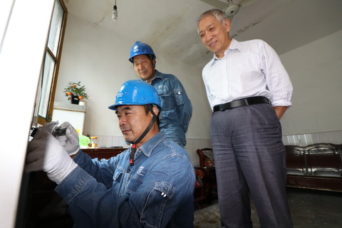 濟源供電公司利用天氣涼爽，負荷降低的有利時機，組織共產黨員服務隊走村串戶，義務為用戶檢查線路，幫助用戶及時排除線路和用電設備隱患，并向用戶講解安全用電和節(jié)能用電常識。9月4日，該公司員工主動上門對用戶的線路、開關進行檢修，消除安全隱患，提升用戶的用電可靠性、安全性