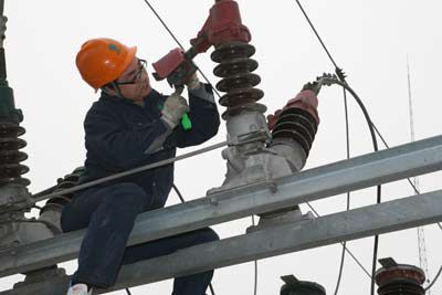 在春季安全大檢查中，唐河縣電業(yè)局對所轄14座變電站設備進行全面檢修維護，消除隱患。圖為3月22日，該局職工在35千伏祁儀變電站檢修維護設備