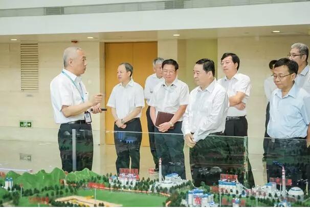 9月13日，國資委黨委書記郝鵬，黨委委員、副主任劉強(qiáng)率黨委辦公廳、財(cái)務(wù)監(jiān)管局、改革局、黨建局、宣傳局、研究局負(fù)責(zé)人一行深入神華集團(tuán)有限責(zé)任公司調(diào)研。郝鵬書記強(qiáng)調(diào)，要以習(xí)近平總書記系列重要講話精神和治國理政新理念新思想新戰(zhàn)略為指引，深入貫徹落實(shí)“7˙26”重要講話和全國國企黨建會(huì)精神，堅(jiān)持黨的領(lǐng)導(dǎo)，縱深推進(jìn)改革，創(chuàng)新驅(qū)動(dòng)發(fā)展，全面從嚴(yán)加強(qiáng)黨的建設(shè)，以優(yōu)異成績和嶄新風(fēng)貌迎接黨的十九大勝利召開