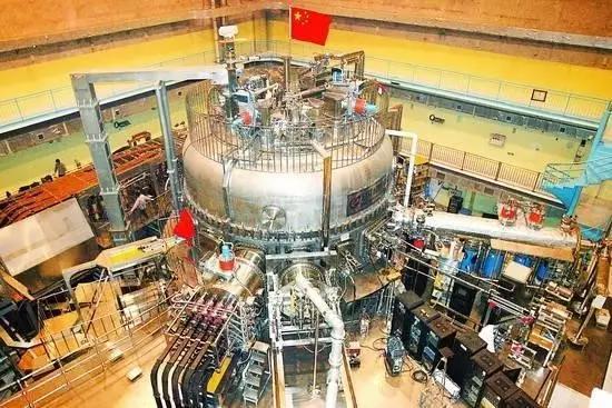 
            	中國科學院等離子體物理研究所7月5日宣布，國家大科學裝置――世界上第一個全超導托卡馬克（EAST）東方超環(huán)實現(xiàn)了穩(wěn)定的101.2秒穩(wěn)態(tài)長脈沖高約束等離子體運行，創(chuàng)造了新的世界紀錄。這標志著EAST成為世界上第一個實現(xiàn)穩(wěn)態(tài)高約束模式運行持續(xù)時間達到百秒量級的托卡馬克核聚變實驗裝置