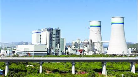 9月12日，在國電電力朝陽熱電聯(lián)產(chǎn)項目建設(shè)現(xiàn)場看到，工人們正在為朝陽北部城區(qū)集中供熱加緊施工。據(jù)悉，項目全部建成投入使用后,將取代朝陽北部城區(qū)原有的小容量火電供熱機組和分散供熱鍋爐房，實現(xiàn)城市集中供熱，極具經(jīng)濟效益和環(huán)保效益