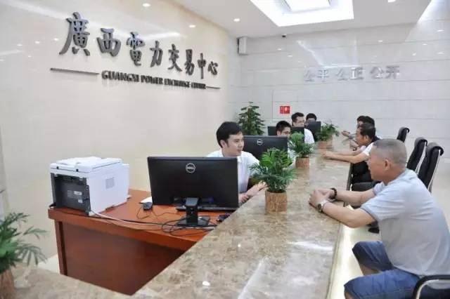 
            	小編從廣西電網(wǎng)召開的年中工作會上了解到，僅僅是一個半年的時間，廣西電網(wǎng)就干了這么多大事?。?！01 深化改革廣西電網(wǎng)牢牢把握改革主動權(quán)，緊緊抓住發(fā)展關(guān)鍵點(diǎn)，走上了可持續(xù)發(fā)展的軌道。推動直接電力交易擴(kuò)大到35千伏及以上用戶，發(fā)電側(cè)火電全電量參與市場，核電超過三分之二的發(fā)電量參與市場，發(fā)電計(jì)劃放開水平全國領(lǐng)先