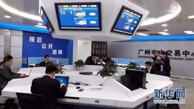 
            	雖然只是上半年，南方電網(wǎng)就干了這么多大事…全國首個跨區(qū)跨省月度電力交易規(guī)則發(fā)布；世界首個柔性直流和常規(guī)直流混合背靠背換流站全面建成投運(yùn)；全國首個保底電網(wǎng)規(guī)劃發(fā)布實(shí)施；全國首個“變+充電站”投運(yùn)；上半年“西電東送”清潔水電占比約為81%，同比提高4個百分點(diǎn)；南網(wǎng)首次國際美元債券成功發(fā)行；城市電力可靠性指標(biāo)，南方電網(wǎng)包攬前四；珠三角、環(huán)海南島城際充電網(wǎng)絡(luò)基本建成；世界首個特高壓柔性直流換流閥成功研制；……看著是不是都特別高大上？小赫茲從今天召開的南方電網(wǎng)2017年年中工作會議上了解