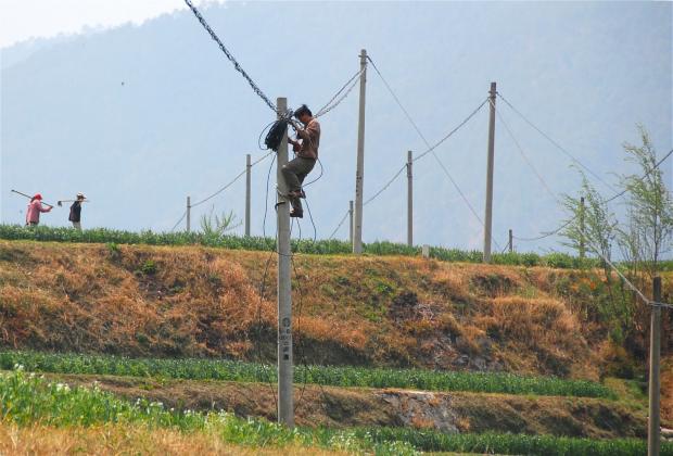 
            	中國的能源、污染與氣候變化問題時(shí)不常就會(huì)登上媒體頭條。如今，中國已經(jīng)成為全球最大的碳排放國、能源生產(chǎn)國以及煤炭生產(chǎn)、消費(fèi)和進(jìn)口國