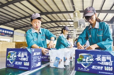 
            	河北省唐山市宏林硅膠有限公司前身是一家煤炭企業(yè)。2015年以來，該企業(yè)主動適應市場，積極轉(zhuǎn)型，研發(fā)生產(chǎn)用于凈化空氣的無機硅系列產(chǎn)品