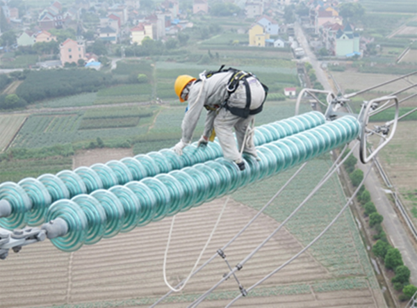 

　　“手抓緊！腳踩穩(wěn)！上塔注意安全……”帶電班班長(zhǎng)馬軍海向即將開展帶電作業(yè)的隊(duì)友大聲叮囑。9月27日上午，在上虞瀝海鎮(zhèn)內(nèi)，紹興供電公司輸電運(yùn)檢室的工作人員們爬上500千伏古亭5452線53#鐵塔，在 “生命禁區(qū)” 超高壓導(dǎo)線上演繹電路版白衣天使