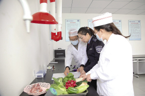 　　民以食為天，食以安為先，“舌尖上的安全”是市場監(jiān)管部門工作的重中之重。今年，天津?qū)⑹秤棉r(nóng)產(chǎn)品集中交易市場示范快檢室建設(shè)納入20項(xiàng)民心工程，要在每個(gè)行政區(qū)建設(shè)兩個(gè)示范快檢室