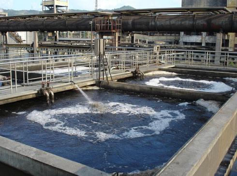 　　城市污水處理廠是城市污水治理的最后一道防線。隨著“五水共治”工程大力推進(jìn)，浙江寧波市城管市政管理部門也逐步加大對城鎮(zhèn)集中式生活污水處理廠污水處理情況的監(jiān)管，目前已實(shí)現(xiàn)對全市城鎮(zhèn)25座大小型生活污水處理廠一年四次“飛行抽檢”全覆蓋