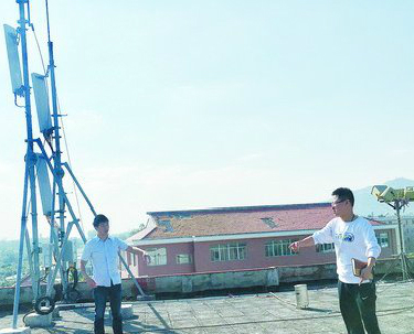 　　近日，記者從福建廈門市同安環(huán)保分局獲悉，同安區(qū)近期啟動7個鄉(xiāng)鎮(zhèn)空氣質(zhì)量自動監(jiān)測站建設(shè)工作，預(yù)計將于下月底正式投用，在全省率先實現(xiàn)全區(qū)各鎮(zhèn)、街、場、開發(fā)區(qū)空氣質(zhì)量自動監(jiān)測站全覆蓋。  環(huán)境技術(shù)開發(fā)有限公司工作人員勘測現(xiàn)場
