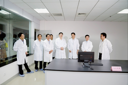 　　黨的十八大以來的5年，正是湖北省計量測試技術(shù)研究院(以下簡稱湖北省計量院)黨委響應(yīng)總書記號召，帶領(lǐng)全院干部職工“擼起袖子加油干”的5年。  　　湖北省政府副省長周先旺(右四)、省質(zhì)監(jiān)局局長鄒賢啟(右二)在湖北省計量院院長顧勁松(左三)、副院長陳建強(右三)陪同下考察調(diào)研該院