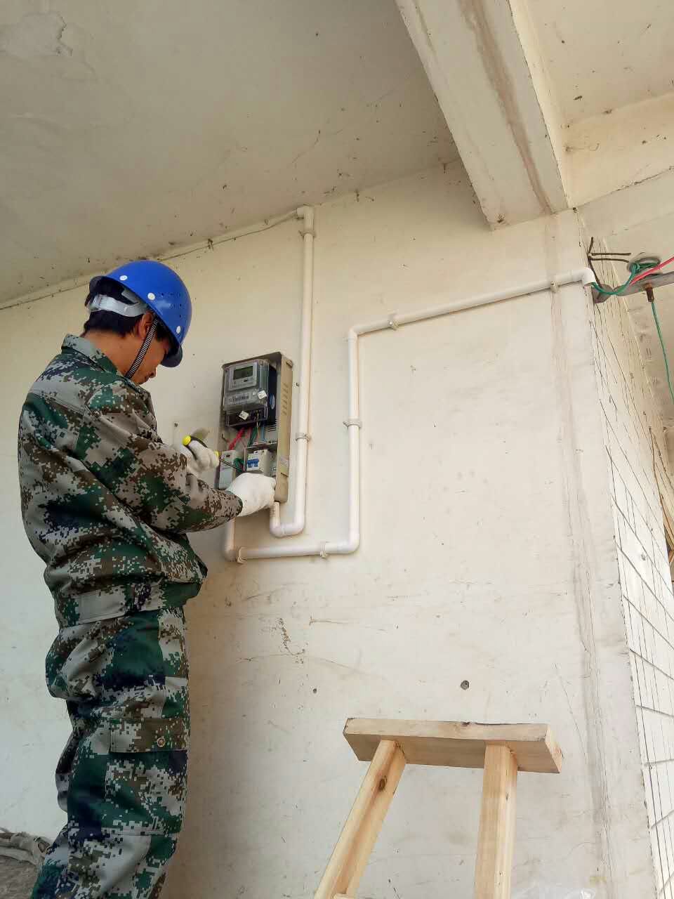 　　11月11日，在貴州省修文縣小箐鄉(xiāng)紫江村，修文供電局工作人員與威勝信息技術(shù)股份有限公司技術(shù)人員一道，對(duì)轄區(qū)的機(jī)械表更換成“智能費(fèi)控表”。  圖片來源中電新聞網(wǎng) 　　為減少因電費(fèi)在繳費(fèi)各個(gè)環(huán)節(jié)的沉淀時(shí)間，有效防范居民客戶非惡意欠費(fèi)，減少供電企業(yè)在居民電費(fèi)繳納過程中所投入的人力和物力，貴州電網(wǎng)公司在全省范圍內(nèi)陸續(xù)推廣低壓遠(yuǎn)程費(fèi)控電表的應(yīng)用，唱響“智能”模式
