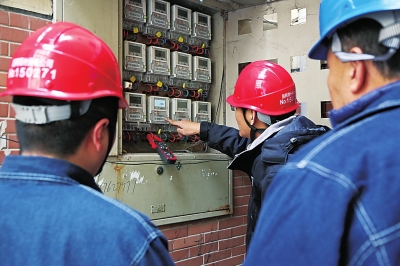　　進(jìn)入冬季，正值非集中供暖區(qū)域居民取暖用電的高峰期，卻也是竊電與違章用電的高發(fā)期，近日，國網(wǎng)河南省電力公司鄭州供電公司組織工作人員、計(jì)量檢定部門，聯(lián)合公安機(jī)關(guān)打防涉電專業(yè)隊(duì)，對(duì)鄭東新區(qū)轄區(qū)內(nèi)的張花莊小區(qū)、西楊村、馬渡村開展反竊電專項(xiàng)行動(dòng)。此次行動(dòng)共發(fā)現(xiàn)竊電戶15戶，竊電電量達(dá)3萬余度，經(jīng)濟(jì)損失2萬余元