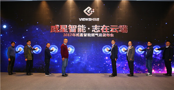 　　在高舉“大數(shù)據(jù)”旗幟的時代，中小企業(yè)就注定比不過自帶流量的大公司？自建數(shù)據(jù)系統(tǒng)成本高企、數(shù)據(jù)零星、安全堪憂，中小企業(yè)注定要被時代甩在身后？今年4月，浙江省信息化工作領(lǐng)導(dǎo)小組近日發(fā)布《行動計劃》，指出將在今年新增10萬企業(yè)上云，建設(shè)“云上浙江”，打造數(shù)據(jù)強省。如今，越來越多的平臺正在助力中小企業(yè)上云