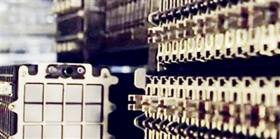 	中国储能网讯：不得不承认，近百年来，人类充分利用了伟大自然界的慷慨馈赠——化石能源，也正是化石能源用超凡脱俗的能量密度点燃了从工业文明到信息文明的燎原之火。以石油工业为依托的燃油车出色地解决了续航里程、综合性能、燃料加注、基础设施等实际问题，在技术日臻成熟、成本逐步降低的同时也形成了强大的路径锁定