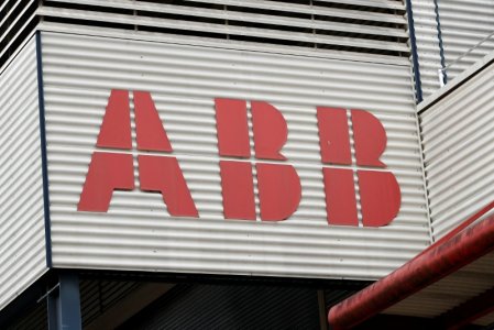                 	                    	近日，惠普企业HPE与全球自动化专家ABB集团合作，将更多的人工智能直接带入工业设施。		据介绍，此次合作将使ABB的数字服务产品组合（包括物理资产绩效管理和智能电机传感器）并入混合平台，如适用于Microsoft Azure Stack的HPE ProLiant