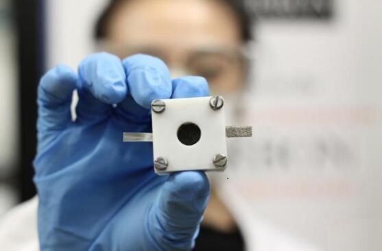 根据 ZDNet 消息，悉尼大学(USyd) 和新加坡南洋理工大学的化学工程研究人员已经开发出一种新电池技术&mdash;&mdash;锌空气电池。研究人员认为它可以运用在电子产品之中，从而来代替锂离子电池