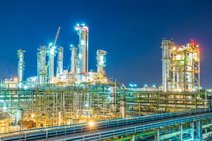                 	                    	沙特阿拉伯的石化生产商沙特基础工业公司（Saudi Basic Industries Corp.，简称SABIC）首席执行官Yousef al-Benyan周二表示，正在考虑在未来5年斥资30亿至100亿美元收购相关资产或企业。		据悉，目前该公司正在研究专业领域内的两项潜在收购事项，2018年第二季度可能会有关于投资的决定