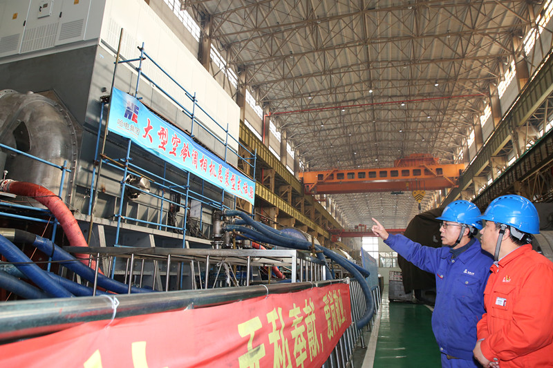 　　11月24日23时40分，世界首台特高压直流输电全空冷300兆乏调相机在哈电集团哈尔滨电机厂有限责任公司（下称“哈电机”）完成全部制造及试验过程。总装型式试验和联调并网试验结果表明，其各方面参数、性能、指标均满足国家电网公司及设计方案要求，暂态运行指标和过载能力表现卓越