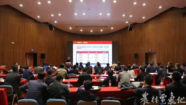 　　农村电气化网讯：2017年11月22-23日，2017年中国电机工程学会年会农电技术专题研讨会（以下简称研讨会）在广西南宁召开。会议由中国电机工程学会农村电气化专业委员会主办，来自电网企业、科研机构、设备企业、高等院校、省市学会等单位的100余人参加了会议，就新时代农村振兴发展战略、未来农村电网的发展建设进行了探讨