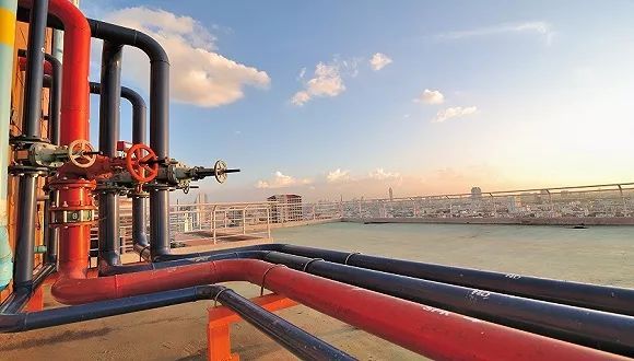 原标题:中石油专家:天然气“气荒”五年内难以解决 按照目前中国天然气消费量大约2300亿立方米计算,有效工作气量必须增至230亿立方米,才可以实现保供。 进口天然气迎来了大幅增长的时机,但解决“气荒”问题的关键依然在于国产天然气产量能否走出困境