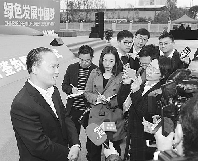 原标题：刘汉元：从追赶到超越  中国牢执全球光伏产业发展牛耳             唐胜 11月18日，通威太阳能成都基地10GW高效晶硅电池项目签约暨启动仪式在成都市双流区举行，新华社、人民网、四川日报、四川电视台、华西都市报、成都日报、成都电视台、成都商报等20余家主流权威媒体深度聚焦项目开工，并就中国光伏产业发展现状、光伏平价上网、通威新能源产业布局等方面与十一届全国政协常委、通威集团董事局主席刘汉元深入交流。 对于全球可再生能源的发展情况，刘汉元表示，随着世界经济的增长和能源消耗的提升,发展绿色
