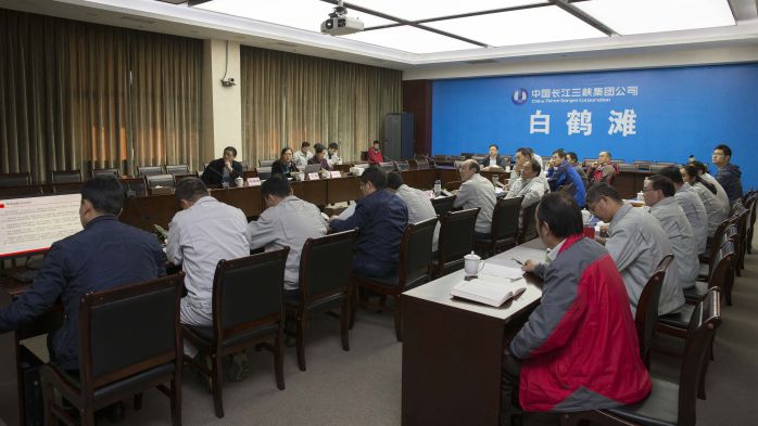      　　本网讯（刘文洁）12月1日，中国三峡建设管理有限公司党委组织第9次中心组扩大学习暨四季度党风廉政建设宣传教育日，通过梳理在党风廉政建设，在遵守组织纪律、工作纪律、生活纪律等方面存在的问题，重点宣讲领导干部报告个人事项的“两项法规”，强调将十九大精神转化为全面从严治党的政治源动力，扎实推进公司党风廉政建设和反腐败工作。               （摄影：王连生 朱永祥）          　　三峡集团人力资源部副主任花梅应邀做《领导干部报告个人有关事项规定》《领导干部个人有关事项报告查核结果