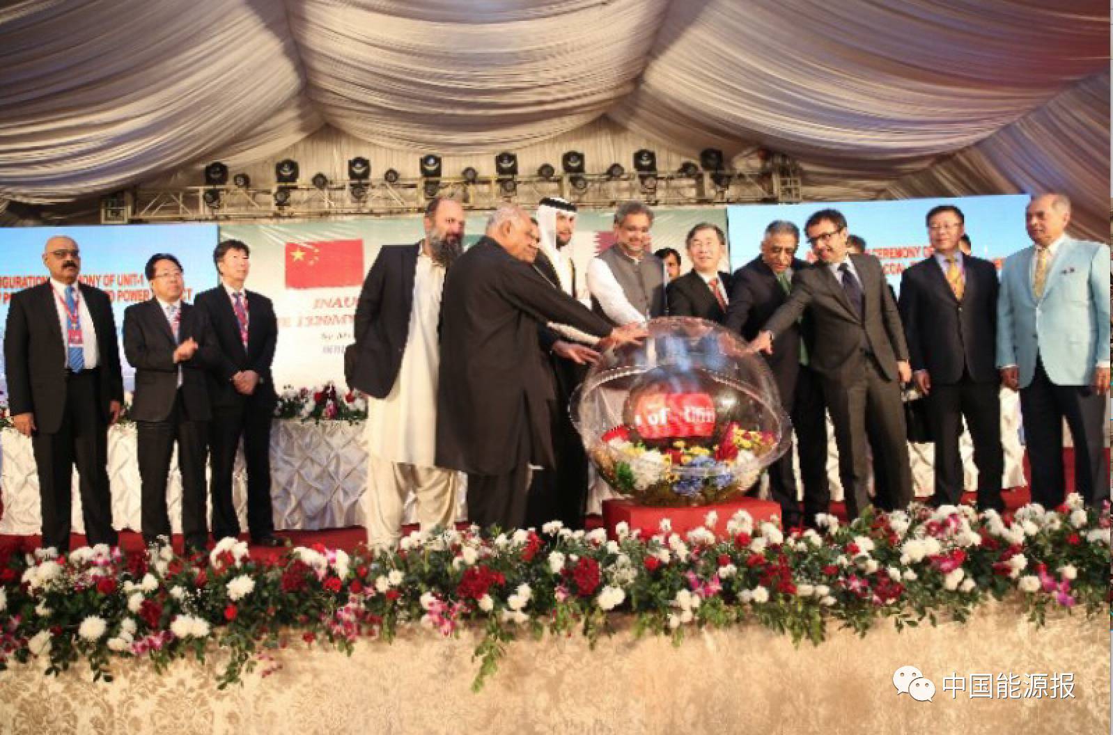            活动现场&nbsp;　　巴基斯坦当地时间11月29日的卡拉奇卡西姆港，阳光明媚，下午四点30分，&nbsp;中国电建投资建设的“中巴经济走廊”首个落地能源项目——巴基斯坦卡西姆港燃煤电站首台机组发电仪式在电站隆重举行，巴基斯坦总理阿巴西、中国驻巴基斯坦大使姚敬、中国电建集团董事长晏志勇、卡塔尔AMC公司董事长贾西姆等与会嘉宾共同触摸启动机组的水晶球，为巴基斯坦电网送入源源不断的强劲电流，这标志着又一座中企投资的海外最大规模火力电站正式投产发电。会上，巴基斯坦政府授予晏志勇“特殊贡献