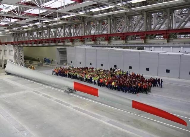                                     近日，Enercon公司的葉片單元KTAKunststofftechnologieAurich完成其EP4平臺最新的4.2MWE-141機組的首套外段葉片。Enercon表示，4.2MWE-141是專門為低風(fēng)速地區(qū)打造的機型，其樣機目前正在德國中部建設(shè)當(dāng)中，首套葉片計劃于11月中旬進行安裝，樣機將在年底之前進入調(diào)試狀態(tài)
