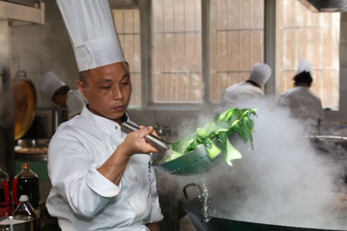      　　本网讯（朱静霞）为进一步满足职工日益增长的美好生活需要，促进企业和员工和谐发展，三峡集团拟举办第三届职工食堂厨师烹饪技能竞赛。为此，12月2日，建设部采取实际行动，组织基地公司乌东德分公司等单位，开展施工区职工食堂厨师烹饪技能竞赛