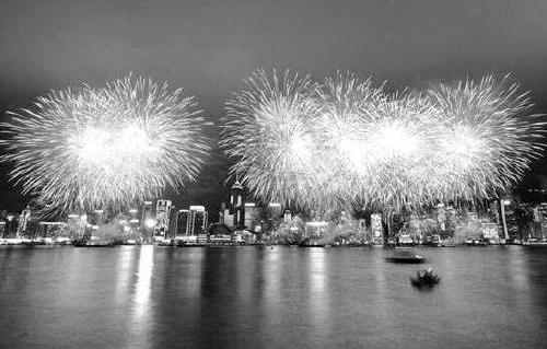 　　　　香港2017年农历新年烟花汇演 来源：新华社　　经过12年“禁放令”、12年“禁改限令”后，北京再次恢复“禁放令”　　烟花“限改禁”：从民意中来　　“自公布之日起，北京市五环路以内(含五环路)区域为禁止燃放烟花爆竹的区域。”2017年 12月1日，北京市第十四届人大常委会第四十二次会议表决通过的《北京市人民代表大会常委会关于修改〈北京市烟花爆竹安全管理规定〉的决定》，向市民传递了这一信息