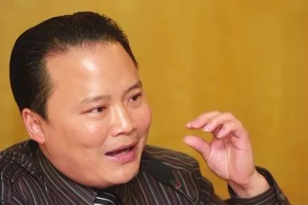 原标题:光阴热血洒疆场 伏兮岁月寄赤阳 关注我们哦! 没有哪个行业比太阳能光伏产业更适合用“冰火两重天”来形容,在过去的二十多年间,这个行业就像过山车一样,“眼见楼高起,眼见楼塌了”。在这二十多年间,技术革新是市场变化瞬息莫测,从他们的只言片语里,可见运筹帷幄中的果决,也可见狂风洗礼后的智慧,最终,都沉淀在光伏产业历史的交壑与泥泞里