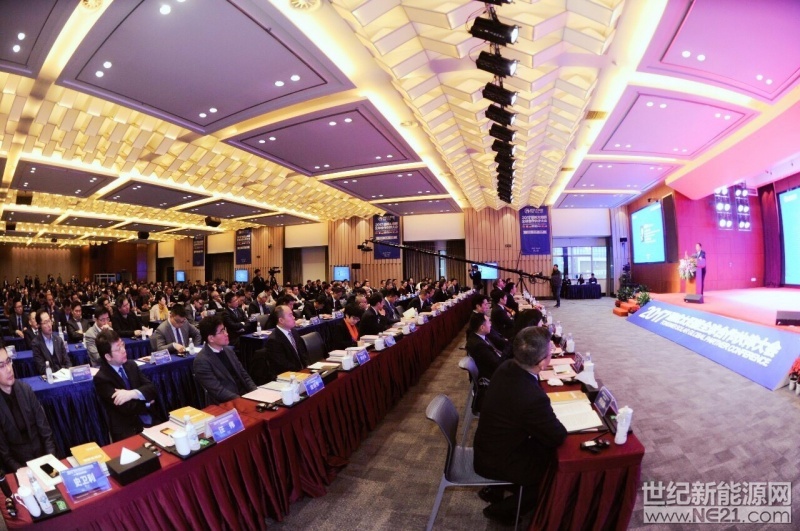&nbsp;中国光伏行业正在寻求转型，如何进一步降低成本、提高转化率、增强国际竞争优势都是摆在行业面前的一道道考题。&nbsp;12月1日，以&ldquo;共进&middot;共享&middot;共赢&rdquo;为主题的2017通威太阳能全球合作伙伴大会在成都举行，会议期间，有句话被频频提及&mdash;&mdash;&ldquo;智能制造可以为光伏行业发展指明新方向