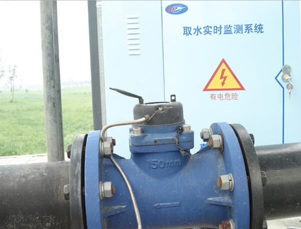 近日,从山东淄博市张店区水资办获悉,为顺利推进全区水资源税改革试点工作,张店区水资办于12月1日零时开展取水计量“零点行动”,以确定适用水资源税征收的起始取水量数据。 (图片来自网络,侵删) 现场查验取用水户取水量