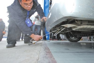 11月30日上午10时许,位于安徽阜阳市开发区的阜阳市汇通机动车检测站内,5条尾气检测线一派繁忙。只见检测人员将取样探头插入被测车辆的排气管中,很快,一台仪器上便显示出HC、CO、NO等数值