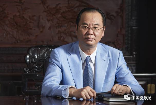 原标题:浙江之信控股集团章根江解读:多行业布局,商业模式的创新之道 新能源汽车产业近几年获得了飞速的发展,是中国“三新”经济的代表性行业之一。中国的新能源汽车产业从无到有,成为全球领先的产业,尤其是其中的动力电池产业,产业规模位居全球第一,在整个产业成长的过程中,一部分先知先觉的企业纷纷投身该产业,并出现了一些具有核心竞争力的公司,助力国家实现“弯道超车”