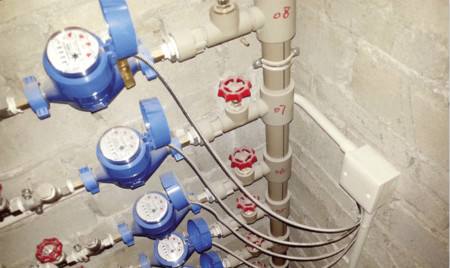 预存缴费、插卡消费、实时计费……智能水表进村入户,通到了农户家门口,今后长沙农户可像充话费一样充水费,喝上放心水、健康水。记者2017年11月28日从湖南长沙市水务局获悉,长沙已启动农村自来水普及工程智能化试点,全市2017年预计完成7万农户水表智能化安装或改造